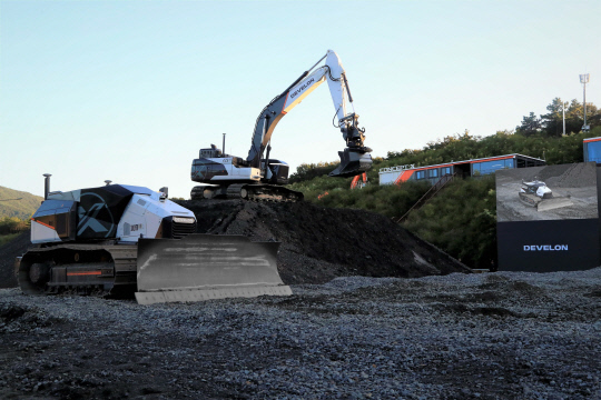 Concept-X2 무인 굴착기와 도저 시연 모습. HD현대사이트솔루션 제공